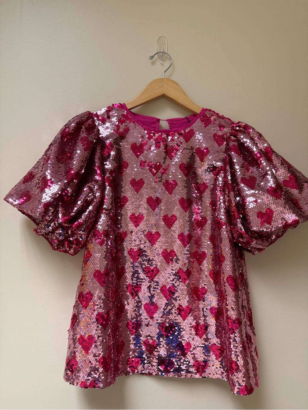 NwT 🩷THML Pink Sequin Heart Puff-Sleeve blouse 🩷